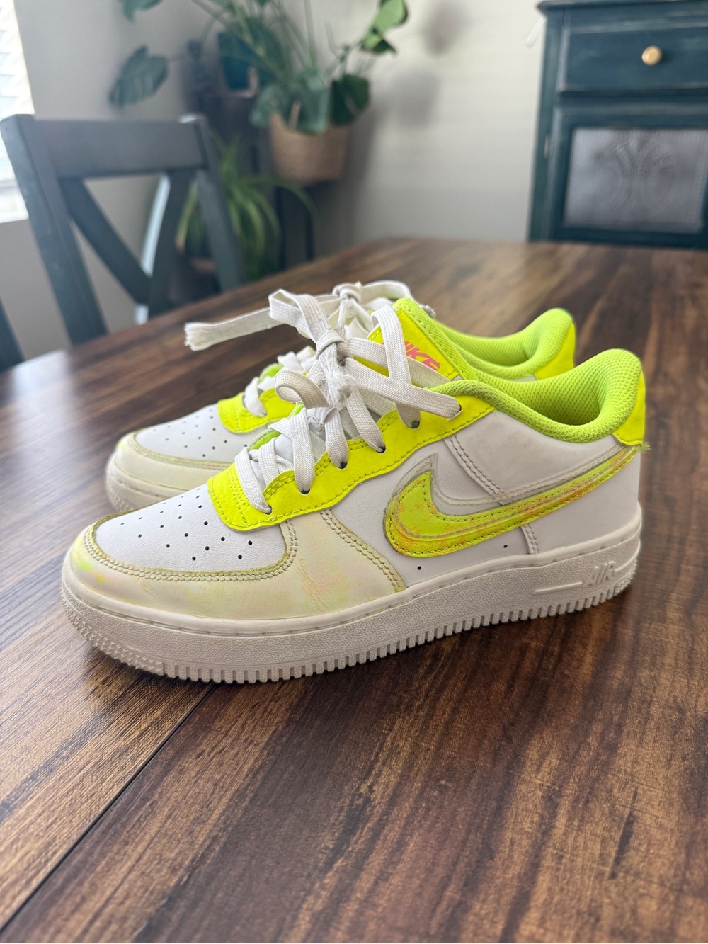 Nike Kids Low-Top Sneakers in White and Neon Yellow, color changing as worn